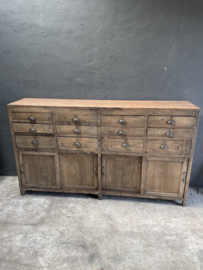 Hele gave orginele oude doorleefd vergrijsd houten ladekast dressoir sidetable werkbank atelier kast landelijk stoer industrieel vintage 182 x H104 x D38 cm toonbank winkelkast