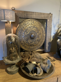 Grote oude metalen ronde gong op standaard landelijk stoer vintage ornament