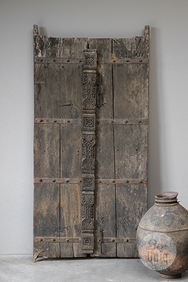 Vergrijsd doorleefd oude houten deur poort paneel wandpaneel wanddecoratie landelijk stoer vintage decoratie renovatie