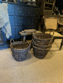 Stoere rotan mand mandje aardappelmand haardhout kachelhout bloempot bloembak landelijk