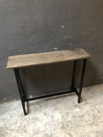 Ijzeren consoletable tafel met houten blad schoolbankje sidetable werkbank industrieel vintage landelijk tafel