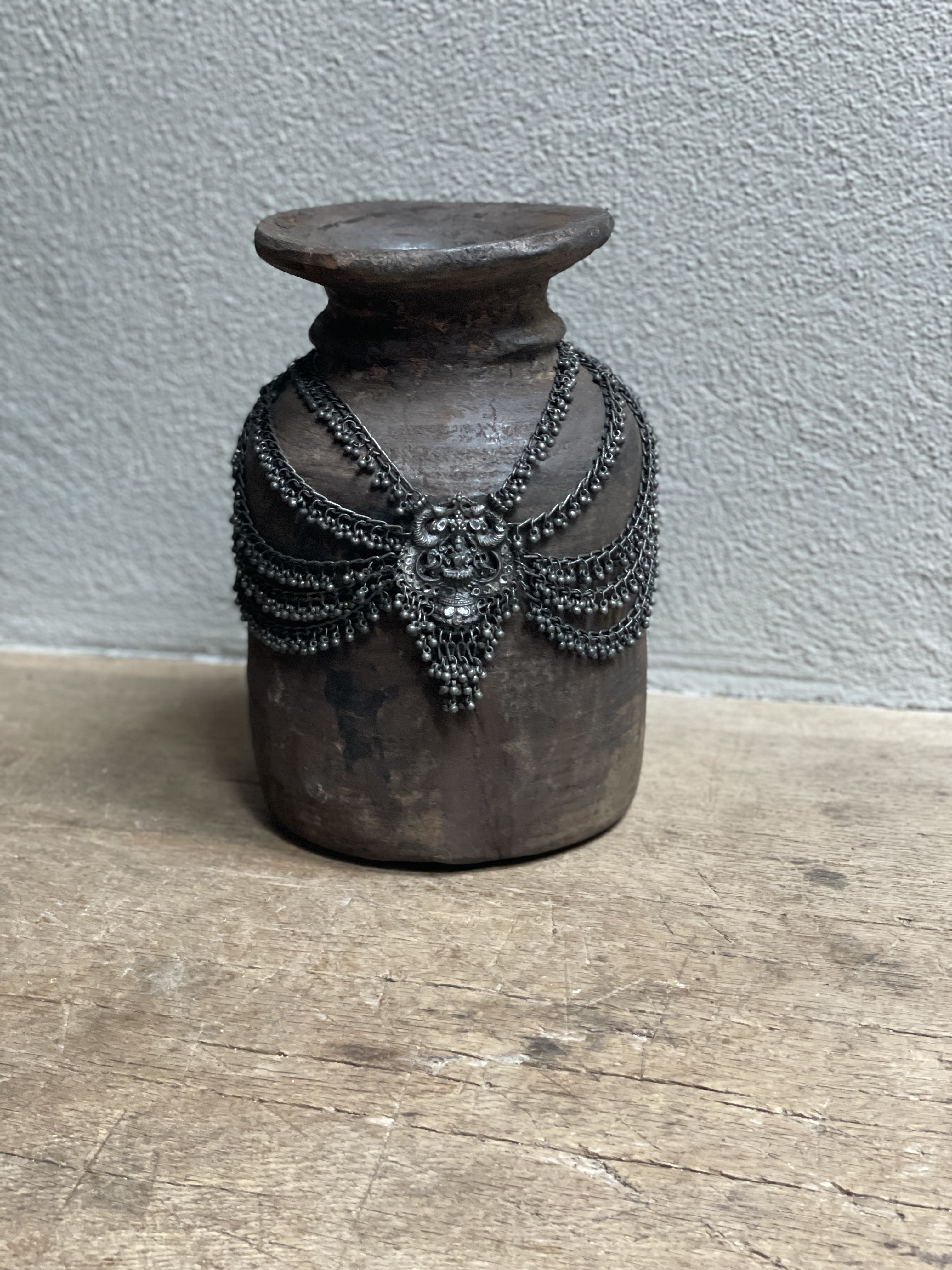 Prachtige oude houten Nepal pot nr.98 kruik vaas hout met metalen sieraad landelijk stoer shabby vintage