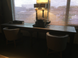 Aura Peeperkorn Enorme grote lange Stoere oude houten tafel bureau buro eettafel sidetable werktafel werkbank kookeiland zinken blad industrieel landelijk stoer grijs grijsbruin metaal hout