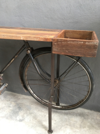 Hele gave metalen vintage industriële Sidetable bar balie gemaakt van een oude fiets met oud houten blad werkbank toonbank bijzettafel sideboard bike  zwart grijs