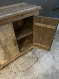 Stoere oude vergrijsd  houten truckwood kast met klos klosje aura Peeperkorn kastje dressoir houten oud hout commode landelijk stoer robuust 2 deuren aura Peeperkorn