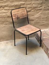 Stoere metalen landelijke industriële stoel stoelen houten zitting leuning stapel vintage zwart hout industrieel landelijk stoer
