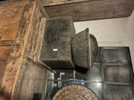 Prachtige unieke oude vergrijsde grijze zwarte houten kist dekenkist salontafel bijzettafel landelijk stoer industrieel vintage