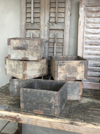 Oude houten bak bakken met oud metalen beslag stoer vergrijsd doorleefd hout landelijk industrieel vintage schaal trog rijstbak