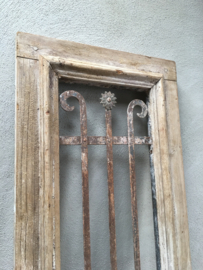 Origineel oud vergrijsd houten kozijn venster paneel 110 x 46 cm Wandpaneel met metalen frame hek hekwerk erin industrieel landelijk hout ijzer