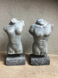 Betonnen Betonlook torso buste vrouw vrouwelijf  op statief borstbeeld lijf lichaam grijs grijze beeld