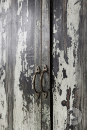 Hele gave grote oude houten sleetse 2 deurs kast met legplanken wit zwart doorleefd doorgeschuurd vintage boho Ibiza
