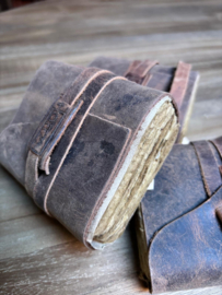 HOFFZ. Notitieboekje L grijs bruin taupe geruwd leren kaft groot