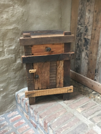 Stoer oud houten industrieel landelijk kastje kast deurtje ruw grof hout ladenkast nachtkastjes ladekast nachtkastje nachtkastjes