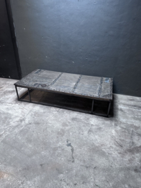 Mega grote stoere oude vergrijsd houten salontafel 181 x 92 cm gemaakt van oude deur poort metalen beslag en stalen onderstel ene catcher stoer landelijk industrieel