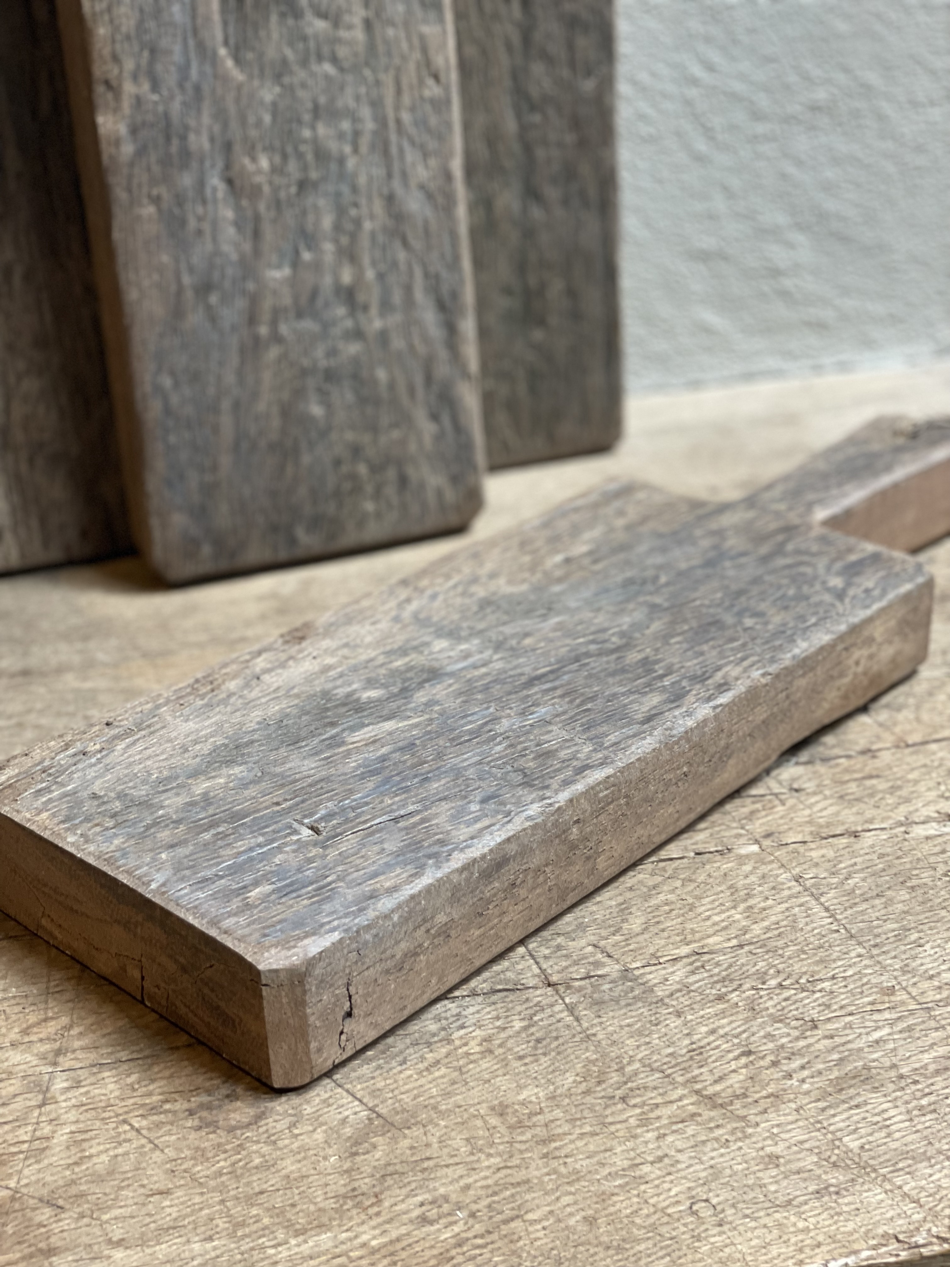 Hele stoere dikke oud houten plank planken snijplank borrelplank tapas kaasplank broodplank met jute touw landelijk