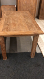 Stoere teakhouten tafel met blokpoten en 160 x 90 cm landelijk stoer robuust