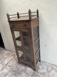 Leuk klein vergrijsd houten vitrinekast vitrinekastje kastje kast zuil H158 x B66 x D42 cm glaskast glaskastje landelijk stoer vintage brocant