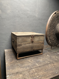 Stoere oude vergrijsd houten kist salontafel bijzettafel dekenkist op metalen voet onderstel landelijk stoer industrieel vintage urban