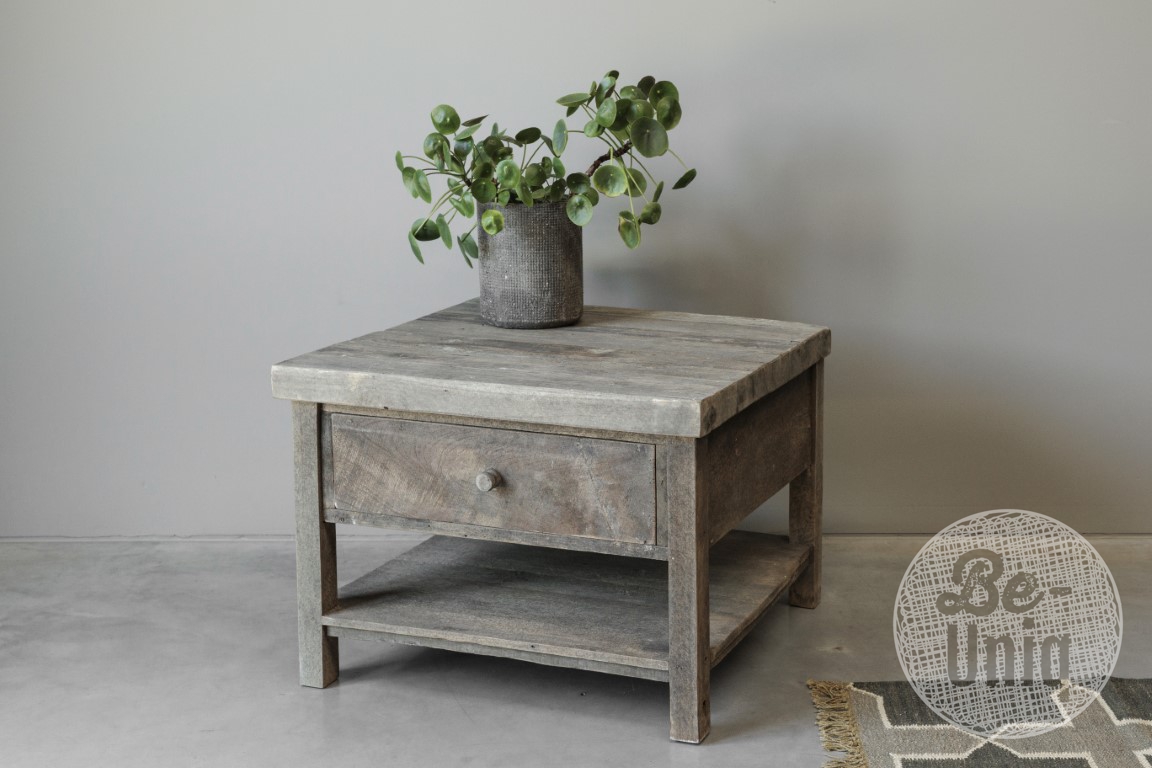 Prachtige degelijke vergrijsd houten vierkante salontafel bijzettafel met lade en onderplank  70 x 70 cm landelijk stoer