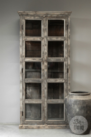 Grote unieke hoge oude vergrijsd houten vitrinekast kast glaskast winkelkast vitrine landelijk stoer vintage 214 x 92 x 42 cm