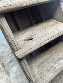 Oude vergrijsd houten dichte trap voor opkamer kelder of verdieping voor renovatie bij oud pand bijvoorbeeld boekenrek boekenkast etagere vide vliering kelder schap rek landelijk stoer