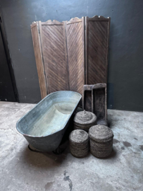 Oud zinken metalen bad teil badkuip decoratie brocant stoer landelijk