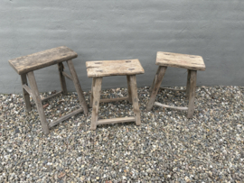 Stoere oude doorleefd vergrijsd houten kruk krukje naturel hout landelijk zadelkruk melkkruk krukje stoer industrieel bankje