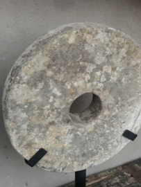 Oude ronde molensteen ornament rond  op standaard stone zandstenen grinder landelijk stoer industrieel