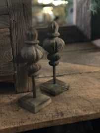 Oud vergrijsd houten klos klosje sierornament op voetje pin landelijk stoer