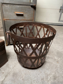 Oud metalen mand basket korf haardhout houtmand landelijk stoer industrieel vintage