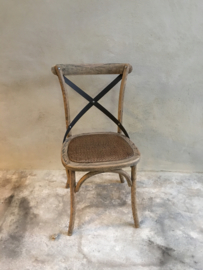 Vergrijsd houten stoel stoeltjes stoelen kruisrug eetkamerstoelen metaal beslag rotan ratan rieten zitting country landelijk stoer