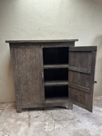 Vergrijsd houten kast 2 deurs linnenkast klos servieskast landelijk kabinet stoer 162 x 141  cm