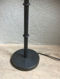 Metalen vloerlamp staande  lamp lampevoet leeslamp pucket zink zinc Zwart landelijk sober stoer industrieel vloerlamp