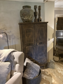 Oud houten kast kastje 2deurs en 2 lades halkastje dichte kast legplanken vergrijsd origineel oudje landelijk stoer sober