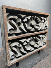 Vergrijsd groot houten paneel Luik scherm raamscherm op voet landelijk stoer industrieel vintage urban met roestbruin metalen details