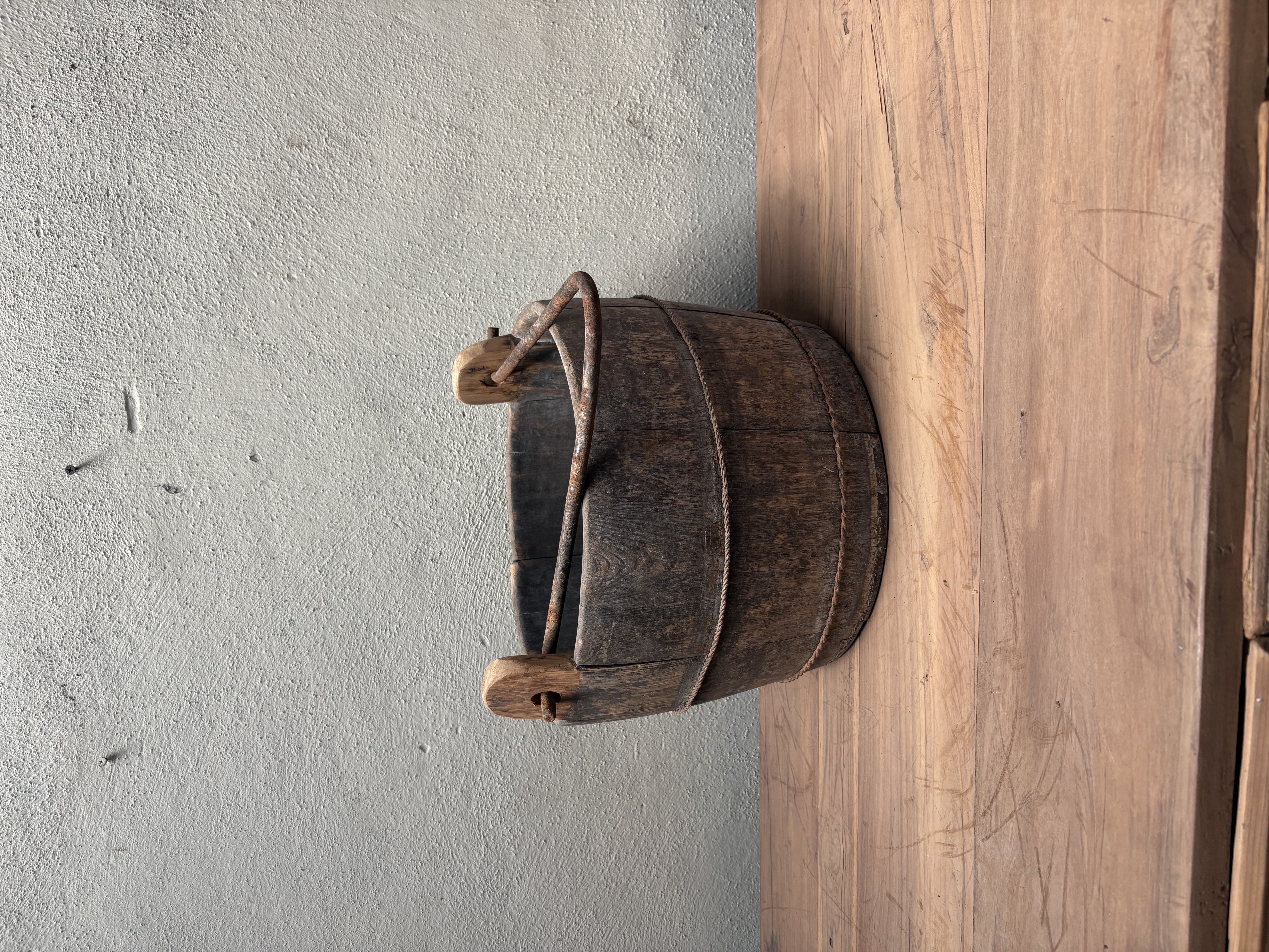 Oude vergrijsd houten emmer emmers vat Ton bak schaal olijfbak landelijk stoer nr 53