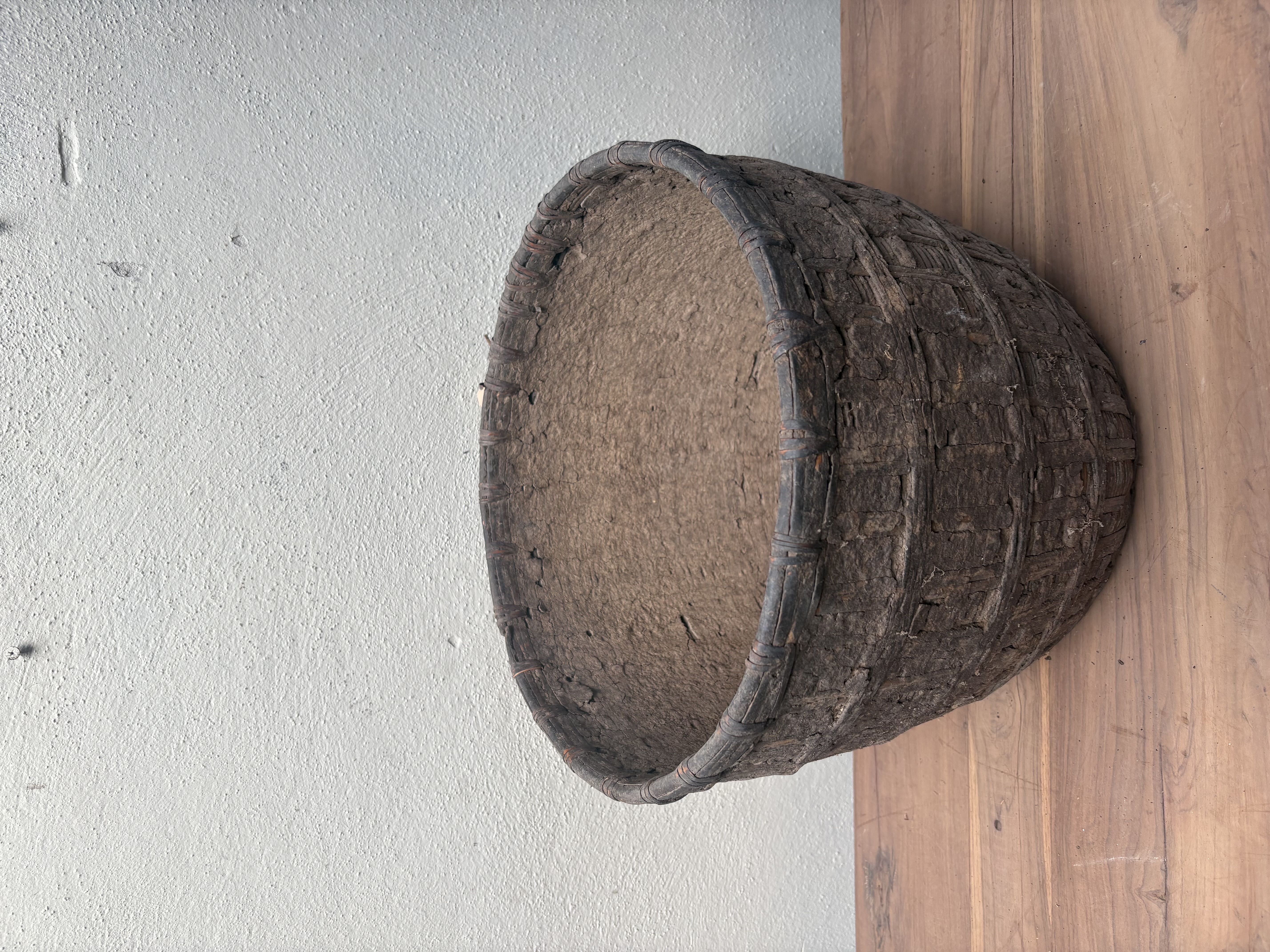 Oude Leemmand ompot pot vergrijsd grijs beige mand bak landelijk stoer rieten mandje leem nr 4