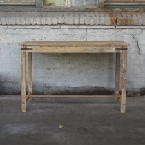 Oude doorleefd vergrijsd houten sidetable 150 cm buro bureau oud metalen beslag landelijk oud hout stoer boerentafel