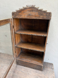Heel leuk uniek oud brocant kastje vitrinekastje glaskastje wandkastje landelijk H74 x 36 x 17 cm
