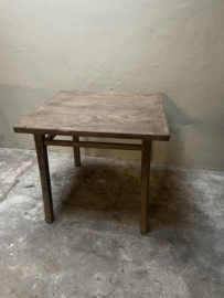 Unieke oude doorleefd vergrijsd houten tafel eettafel bijzettafel restaurant bistro werkbank kookeiland keukeneiland landelijk stoer industrieel 90 x 88 x H78 cm