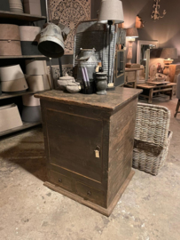 Oud vergrijsd houten kast kastje balie toonbank desk keukenkastje oud boerenkeuken landelijk 66 x 60 x h85 cm