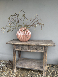 Stoer oud vergrijsd houten sidetable wandtafel wastafel wastafelmeubel badkamermeubel werkbank ladekast met onderplank landelijk
