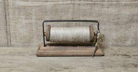 Leuke houten klos met jute touw garen op standaard met schaartje landelijk brocant