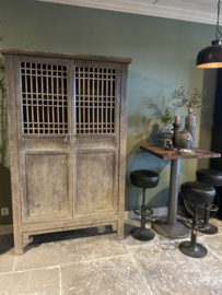 Prachtige grote vergrijsd houten landelijke kast 2deurs dichte groot hout linnen servies boeken