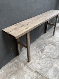 Oude robuuste landelijke vergrijsd houten sidetable wastafel meubel werkbank 190 x 35 x H79,5 cm landelijk stoer robuust grof hout