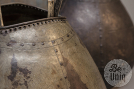 Prachtige unieke grote oude ijzeren kruik pot vaas waterkruik olijfpot landelijk stoer oud/antiek