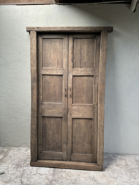 Groot oud doorleefd vergrijsd houten kozijn tuindeuren en-suite met dubbele deuren venster poort landelijk 231 x 121 cm