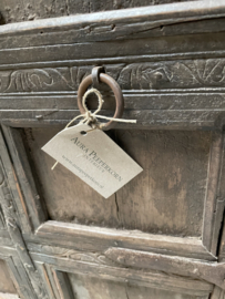 Prachtige damchiya kist oude doorleefd houten kast dressoir sidetable vergrijsd bruin landelijk stoer dressoir boerenkast deurtje aura Peeperkorn