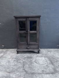 Prachtig oud vergrijsd doorleefd houten kastje vitrine vitrinekastje glaskastje landelijk stoer sober
