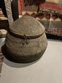 Prachtige unieke  grote orginele oude vergrijsde mand dessert basket met deksel wasmand  landelijk stoer sober vintage uniek desert
